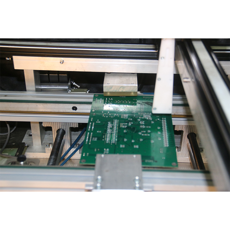 傳送帶干冰清洗汽車PCBA松香、污垢。 